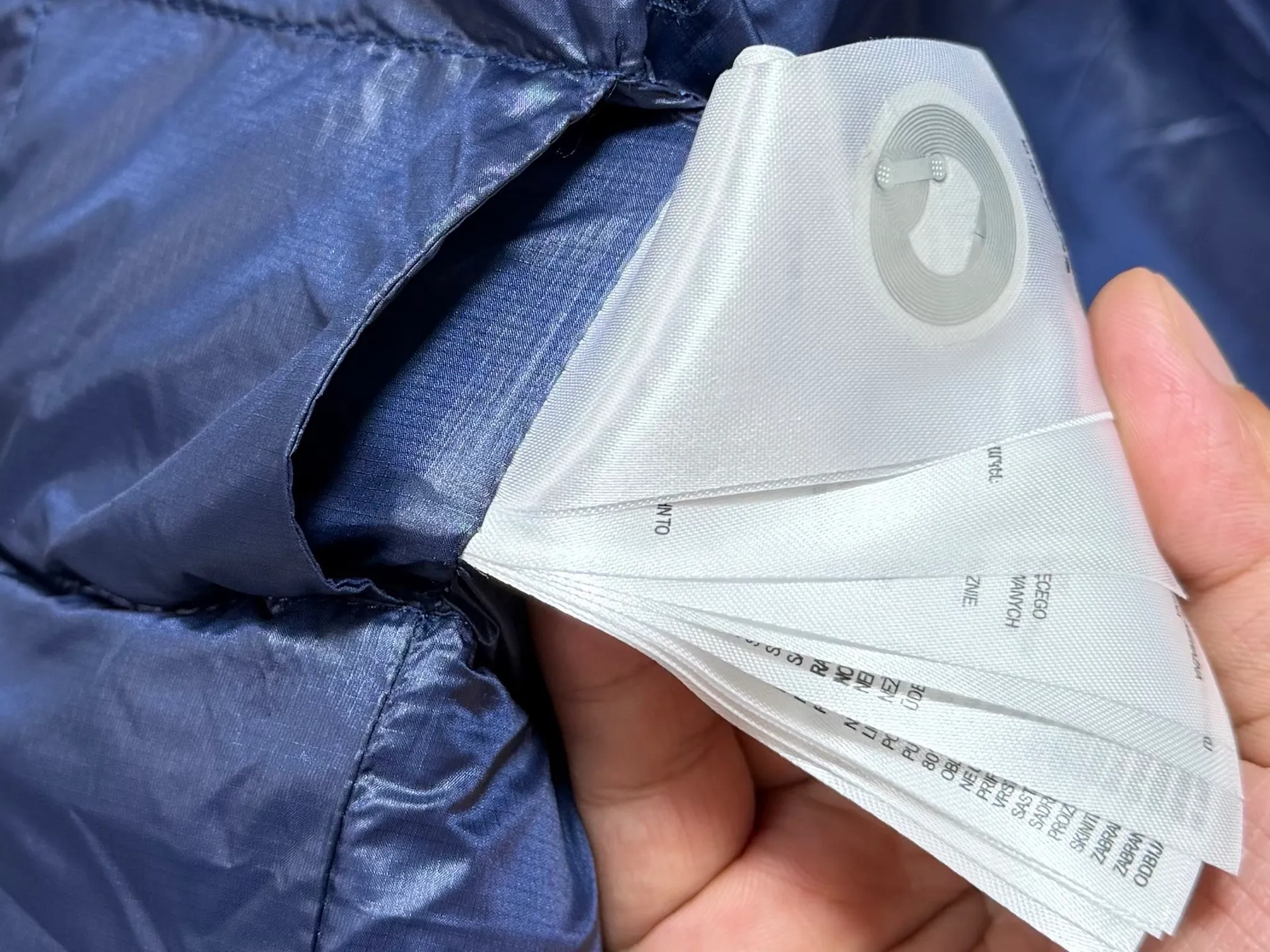 (High quality) 𝘾𝘼𝙉𝘼𝘿𝘼 𝙂𝙊𝙊𝙎𝙀/Canada Goose Thin Down Vest ●Sleeveless version with stand-up collar and neat tailoring, which does not restrict arm movements. ●Horizontal quilting and down filling technology, the down evenly locks in temperature, is light and does not weigh down the body. ● DWR water-repellent fabric, resistant to drizzle, durable for daily wear and easy to take care of. ●Classic circular Arctic badge embroidery, full of brand recognition. Brand-customized zippers are smooth and durable; side zipper pockets allow you to safely store small items. ●Built-in storage design, can be folded and stored in a small bag, making it portable when traveling. ●The back neckline is embellished with webbing details, and the details are exquisite. It has the same style for men and women, and is the first choice for layering in autumn and winter. SIZE:XS S M L XL XXL